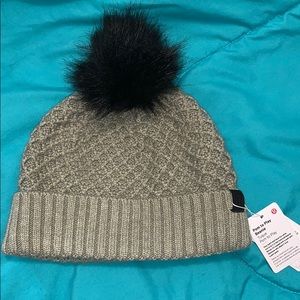 NWT Pom to play lululemon beanie